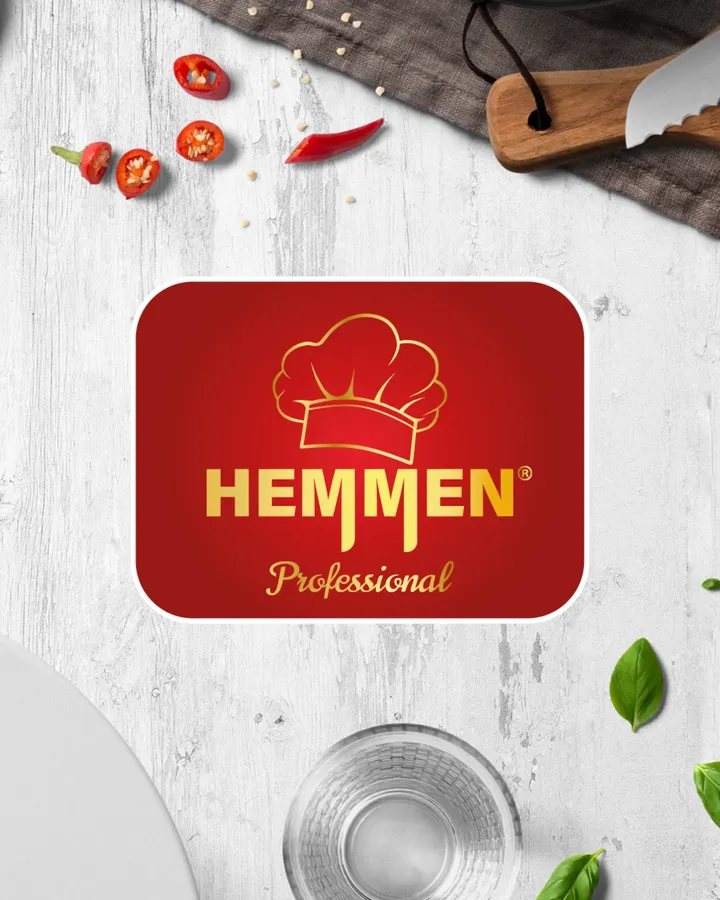 Hemmen Professional logosu; biber, bıçak ve fesleğenli mutfak masası üstünde